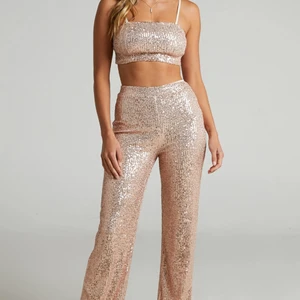Paljett set - Paljett set med byxor och bandeau topp. Aldrig använt med lappar kvar. 
