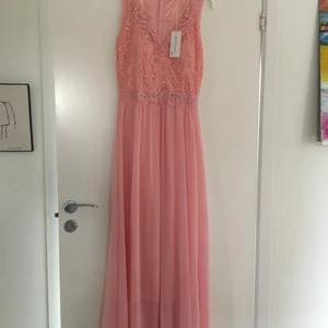 Balklänning  - Bal eller festklänning storlek L aldrig använt 