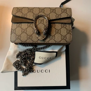 Gucci väska 2500kr - Gucci väska inköpt i Cannes för 630 euro (ca 6300kr) säljes för 2500kr. Väskan är i fint skicka och kommer med original dustbag, kartong och kvitto. För mer bilder/info vänligen skriv. Jag kan mötas upp i Göteborg eller skicka spårningbart med postnord på köparens räkning. 