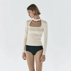 Zara - Kikar intresset på denna så snygga & populära krämvita cut-out toppen från zara, helt slutsåld!! Strl M men passar S också 🤍🤍 