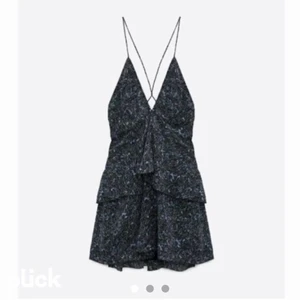 Zara klänning - Slutsåld klänning från zara, storlek S och använd 1 gång❤️‍🔥 Kommer inte till användning därför säljer jag! Möts upp  i Huddinge eller på söder beroende på tid, annars fraktar jag☺️