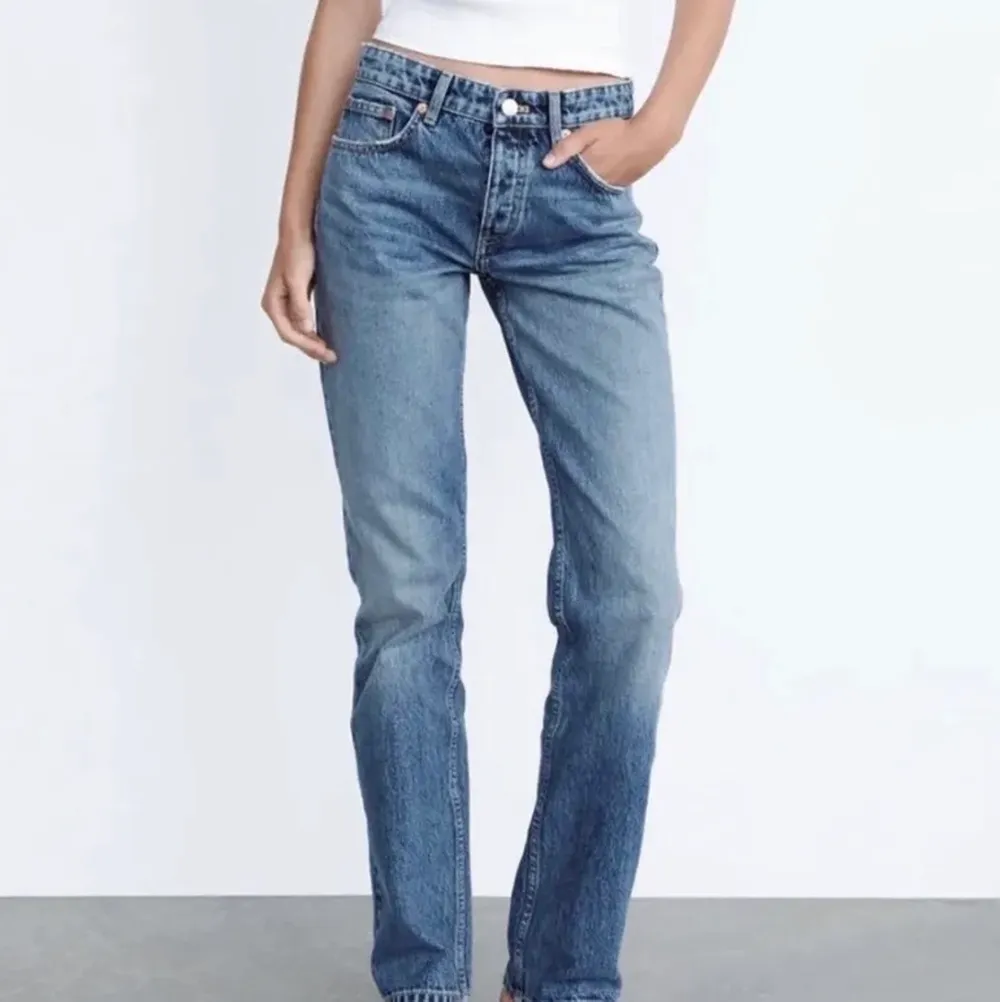 Säljer dessa näst intill oanvända jeansen i den lite mörkare blå (bild 2) i strl 36. Skitnsygga till allt, säljs inte på hemsidan längre (vad jag sett?) säljer för endast 200+frakt 💙 först till kvarn!. Jeans & Byxor.
