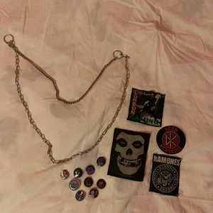 Punk grejer - Fyra broderade patches: The Clash,Misfits,Dead Kennedys och Ramones. En kedja. 9 st pins med olika band/motiv.