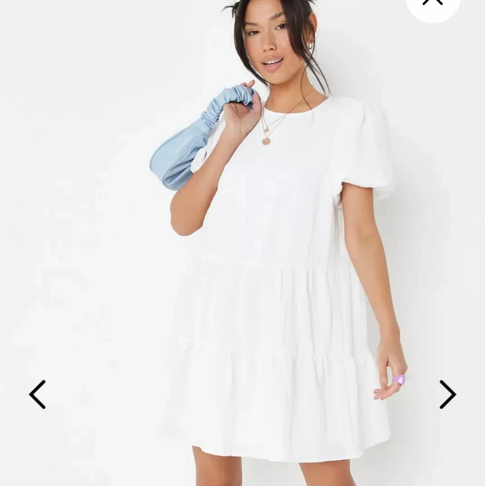 Superfin Oanvänd vit klänning. Ångrat köpet så den har prislappar och allt kvar💕💕 nypris 370 kr passar storlek 36/38 . Klänningar.