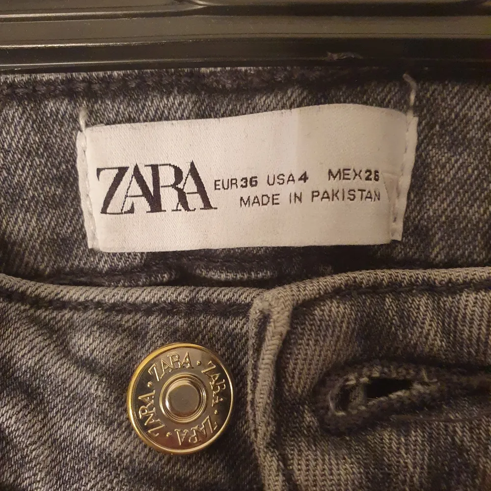 Säljer nu mina gråa zara jeans med slits, då dem är för stora för mig. Dem är uppsydda i längden så dem ska passa mig som är 168cm, men man kan ta bort sömmen så blir dem orginallängd igen!💗. Jeans & Byxor.
