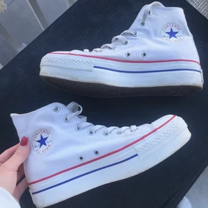 Converse - Vita converse i nästan nyskick as snygga till flare jeans. Pris kan diskuteras.