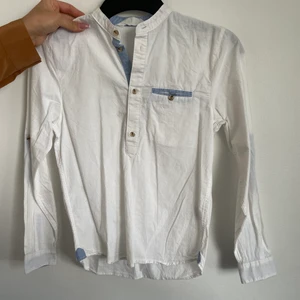 Vit skjorta  - En vit skjorta från H&M med en svart fluga i stoelek 146(11-12år)