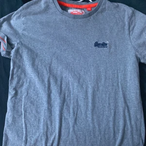 Superdry tshirt - Säljer denna superdry t shirt. Kan mötad upp i sthlm