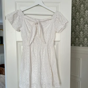 Off the shoulder klänning - Helt underbar klänning med bara axlar, knytning i mitten och resår i midjan. Passar bra som studentklänning. Lätt använd. 