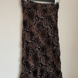 Kjol - Kjol som går lite längre än till knäna, sitter jätte fint på💜