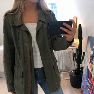 Militärjacka - Funderar på att sälja denna jacka som är perfekt till vår/sommar! Så fin och i bra skick