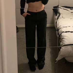 Svart/blåa byxor - Ett par randiga svart/blåa kostymbyxor från H&M. Knappt använda så är i väldigt bra skick. Säljer för 150kr. Köparen står för frakten🥰