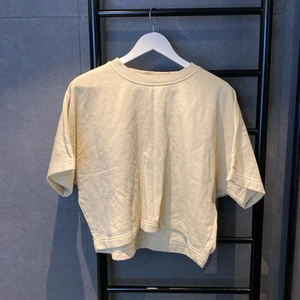 Fila t-Shirt  - Andvänd 1-2 ggr, snygg beige färg, väldigt naturel och snygg till typ allt! Kommer ej ihåg vad den kostade. 