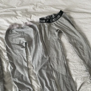 2 st Gymshark träningsbyxor stl S - Ca 2 år gamla gymshark träningsbyxor som jag knappt använt då storlek var för liten. Två olika grå färg på byxan - highlightade på rumpa och lår. Jag är 173 cm lång och tycker byxorna är bra benlängd. Säljer dem för 100 kr/st. 