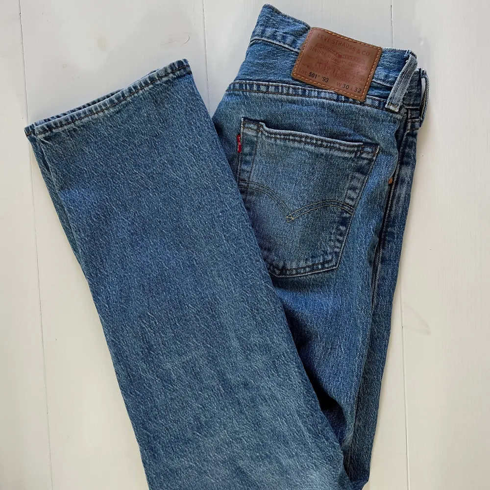 superfina levis 501or! säljer pga tycker dom sitter lite för smått för mig (jag är vanligtvis S i jeans) 💕. Jeans & Byxor.