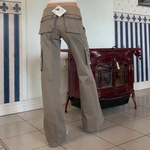 gröna cargobyxor - säljer dessa populära cargobyxor, första bilden är lånad, samma modell men jag säljer dom i en olive green/grey (grågrön) färg (se mina andra & tredje bild). midjemått cirka 75cm, innerbenslängd cirka 77cm