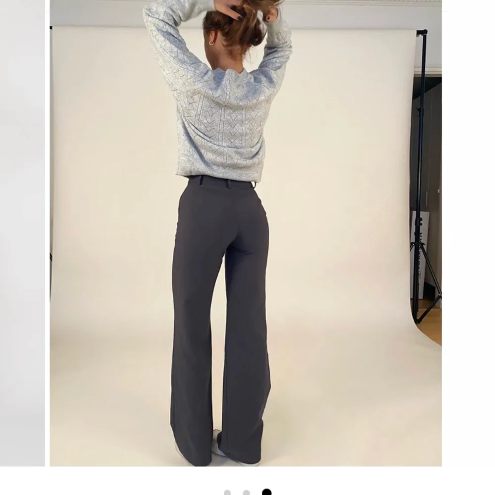 Säljer dessa fina kostym byxor från venderbys! 450kr helt nya aldrig andvända och är i strl XS som modellen har på bilden och hon är 170cm ( säljer för jag inte passa i dem) kan skicka egna bilder på dem. Puvut & Bleiserit.
