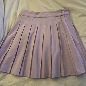 Strl S. Säljer denna lila tennis kjol från NewYorker. Pris: 100kr+frakt. Använd fåtal ggr.