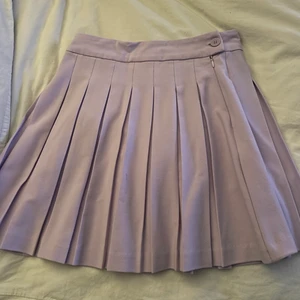 Lila kjol  - Strl S. Säljer denna lila tennis kjol från NewYorker. Pris: 100kr+frakt. Använd fåtal ggr.