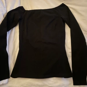 Off-Shoulder tröja - Strl XS. Säljer två stycken likadana off-shoulder tröjor från Nellys egna märke NLY trend. En svart och en vit. Båda har använts en del men är i fint skick. Går att köpa båda tillsammans eller separat. 50kr st +frakt. 