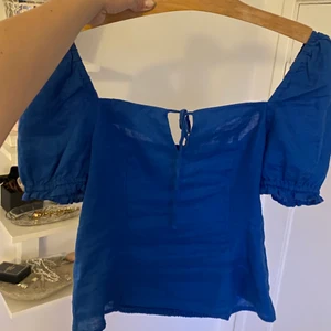 topp i linne  - säljer denna otroliga blus i linnetyg. Har aldrig använt den, men tyvärr klippt av lappen. Den passar så fint ihop med ett par linnebyxor nu till sommaren!😍