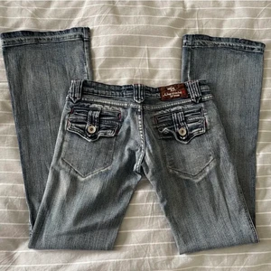 Lågmidjade jeans - Hejsan! Lägger upp en intressekoll på dessa tvärsnygga lågmidjade jeansen. Inte säkert jag säljer men vill se vad jag kan få för de! 💞 midjemåttet är 39, och innerbensmåttet är 82! Skriv gärna vid intresse eller frågor och kom med egna bud! Lovar inte att jag säljer beror lite på vad högsta budet blir! ❤️❤️ startar en budgivning, får jag önskat pris för de så säljer jag!  Köpt direkt 750!