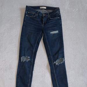 Mörkblåa jeans från Gina Tricot, STRL: 27 (passar S&Xs), (frakt:45kr)