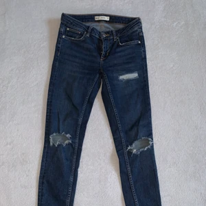 GINATRICOT Mörkblåa jeans - Mörkblåa jeans från Gina Tricot, STRL: 27 (passar S&Xs), (frakt:45kr)