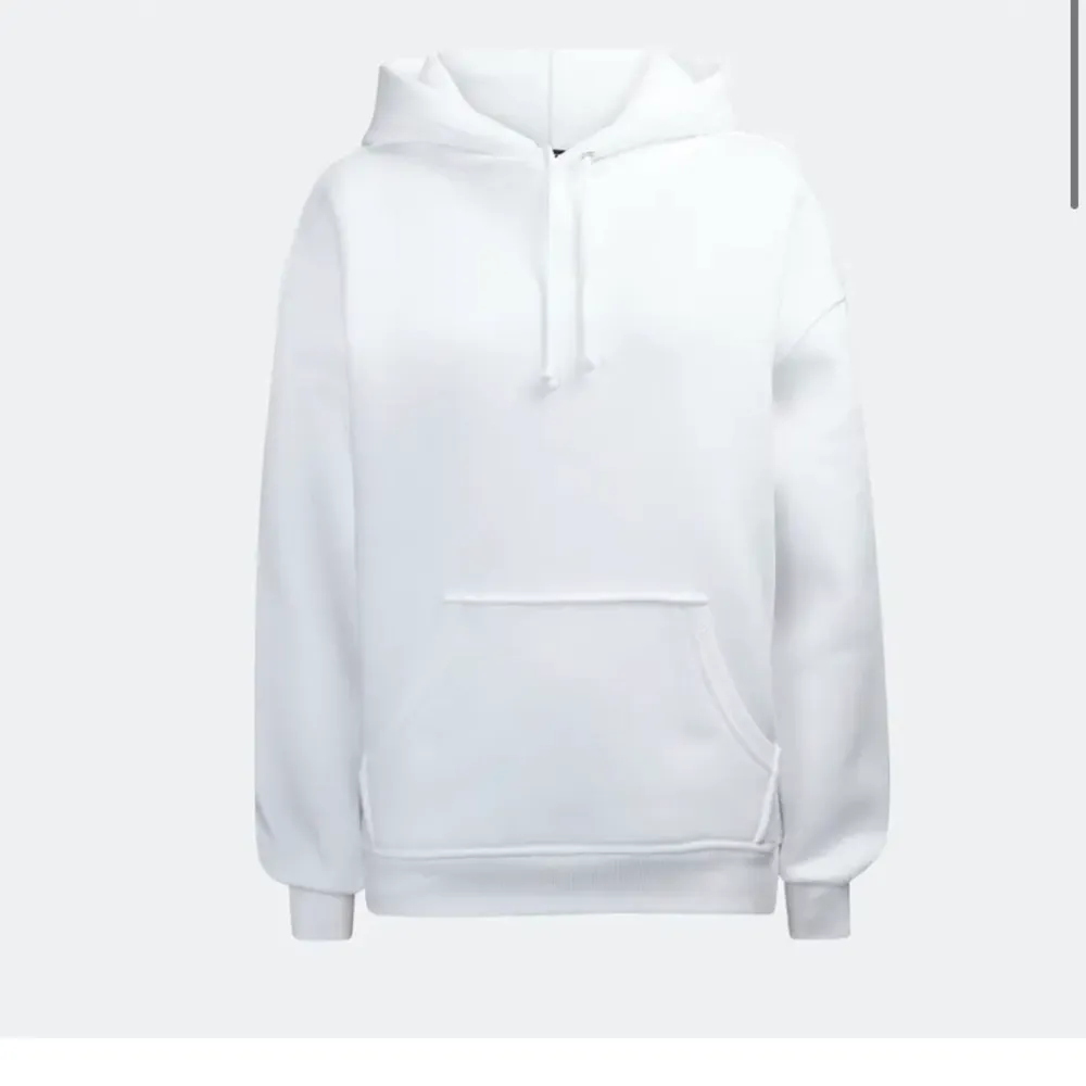 Säljer denna vita hoodien ifrån bikbok i storlek S! Bra skick o h jätteskön, perfekt till sena sommarkvällar. Köparen står för frakten🤍. Hoodies.