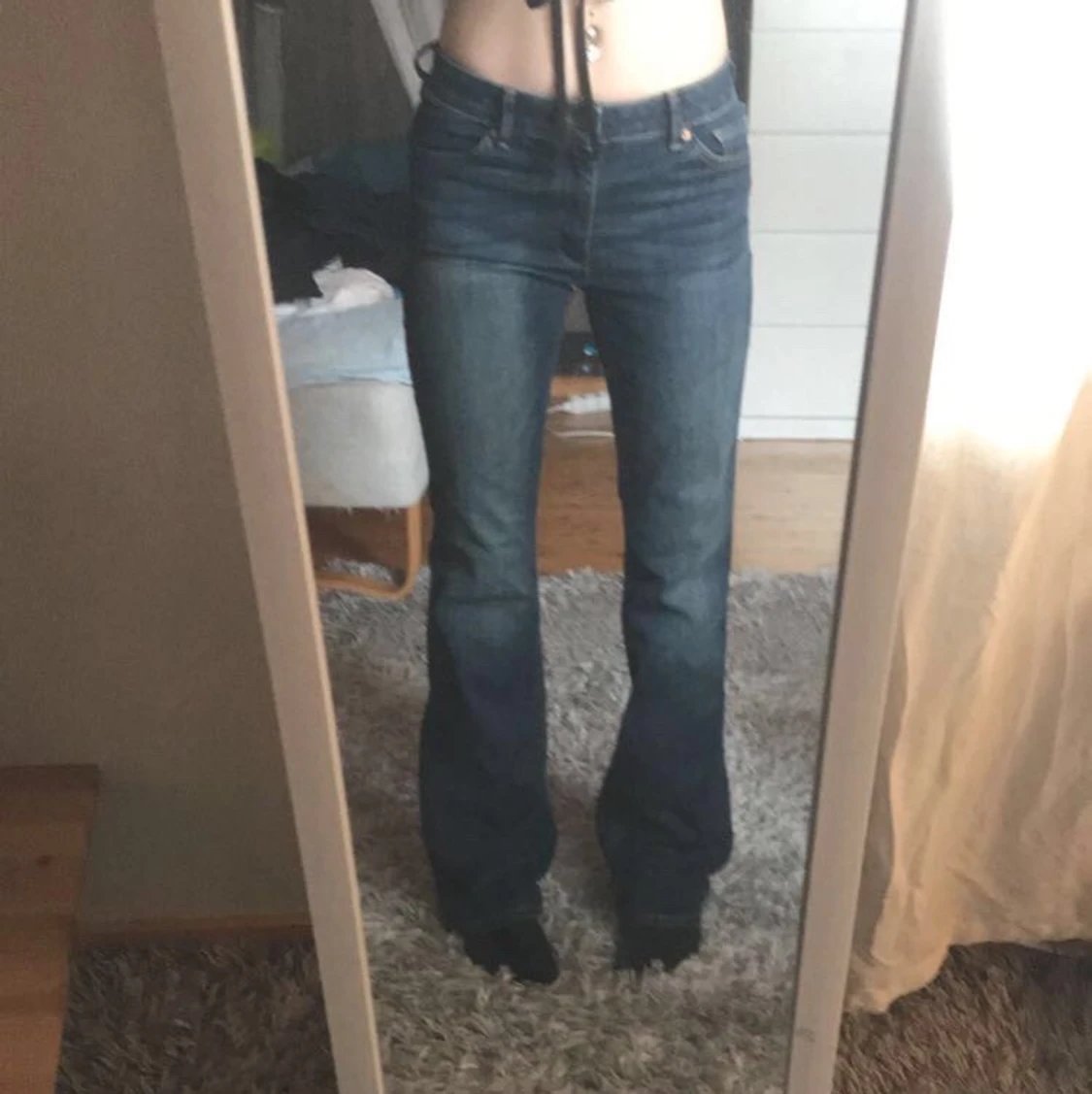 Normalmidjade mörkblå bootcut jeans 