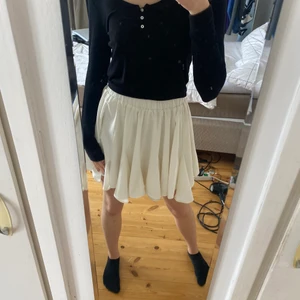 Kjol - Super fin vit kjol från na-kd som jag säljer då jag vill ha nya kläder. Inga defekter alls.💘🌟