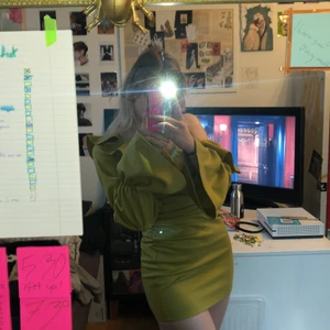 Pistasch grön klänning  - Aldrig använd klänning som är lite för små för mig :) tjockt material så inget syns igenom 