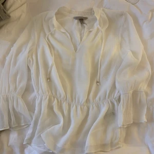 Vit blus  - En söt blus från hm i super bra skick o aldrig använd ❤️