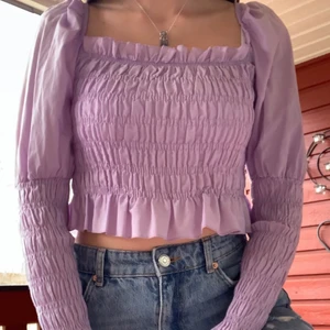 Lila topp - Superfin lila topp med risår o volanger💜 