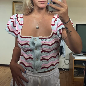 Topp - Supersöt stickad topp! Säljer pga för stor för mig. Skulle rekommendera till någon med M/L. Helt oanvänd💗