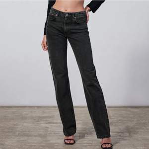 Säljer de populära Zara jeans mid rise i svart!! De är i storlek 38 och säljer pga att de inte kommer till användning😩 köparen står för frakten och skriv om du har frågor💓