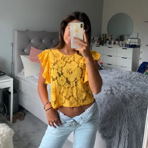 Zara - Supersöt orange blus från zara i storlek S! Köpt 2017 och använd ett få tal gånger. Köp direkt för 70kr + frakt💕