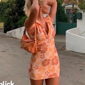 Omighty klänning - En klänning från Omighty! Köpt här på Plick men tyvärr passade den inte mig. I storlek S. Frakten delar vi på 🌸 (lånade bilder) 