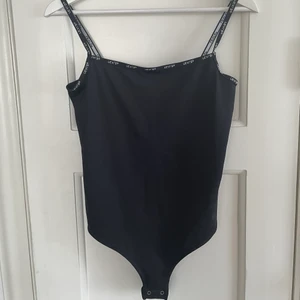 Levis body i strl S - Body från Levis i badliknande material. Endast använd ett fåtal gånger och funkar även att använda som baddräkt 👙:)