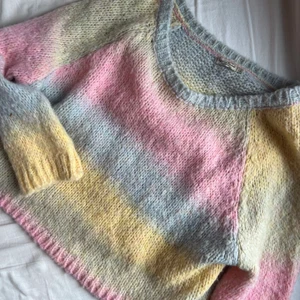 Stickad tröja i pastell färger - Säljer denna pastell DRÖMMEN🍭 köpt i London i början på året. Använt 1 gång. I strl M/L (jag har S/M i kläder) Kommer aldrig av användning av den och garderoben växer (ni vet ju hur det är) massa nytt men inget får lämna. 💜🧡💛 