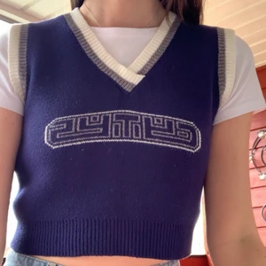 Väst  - En croppad, stickad blå väst i superskönt material💙 Stylas snyggt med en vit t-shirt under.