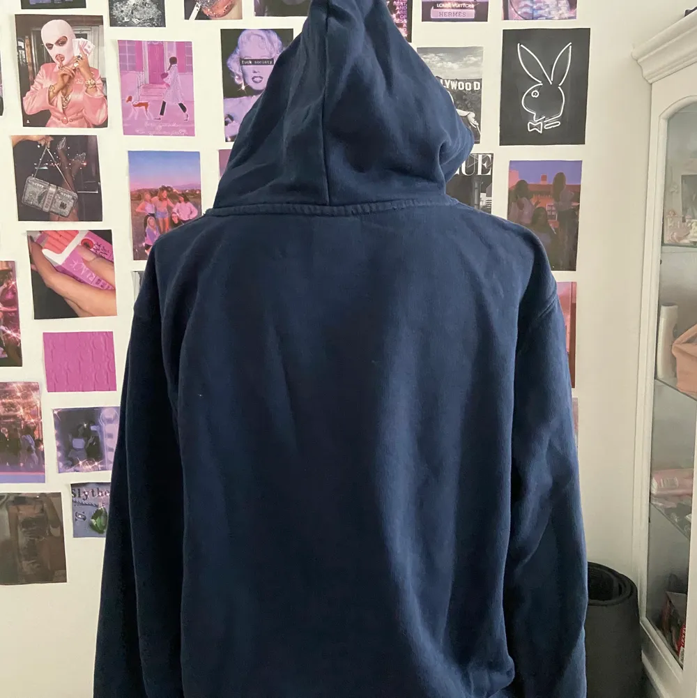 Mörk blå Champion hoodie så skön! Knappt använd och säljer billigt, har massa mer billiga tröjor , kjolar, klänningar, jeans etc så in och kika 💕 oversized. Hoodies.