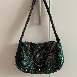 Paljettväska - Så fin och unik paljettväska i grönt och lila. Aldrig använd!