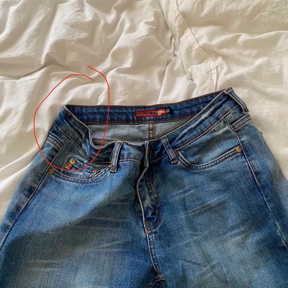 Vintage lågmidjade jeans från blend, dem är i stl 30. Midjemått: 76cm Innerbenslängd: 77cm. En hylsa är även borta (bild 3). Jeans & Byxor.