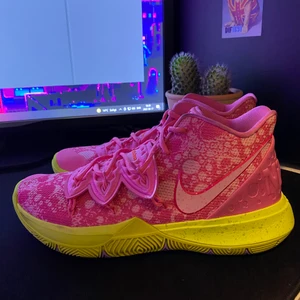 Nike Kyrie 5 - Spongebob Patrick kyrie 5 säljer dem för att jag inte använder dem och skulle behöva lite pengar, Resale pris runt 5000kr köpt för lite mindre använd kanske 5 gånger, pris kan diskuteras vid snabb affär, Ingen box ingår.