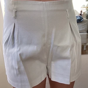 Vit sommar byxor 40 - Jättefin vit sommar byxor. Storlek 40. Zip på bakom.