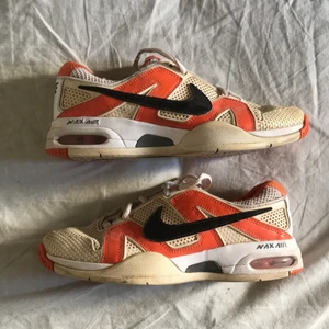 Nike Air Max 🧡 Strl 35/36 - Använt skick men fräscha! Snäppet för små för mig så dags att skicka dem vidare 🧡🍊 