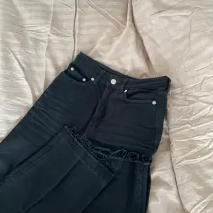 Säljer dessa svarta jeans från weekday som jag lagt ner i benen så de får fransar, säljer då jag växte ur dom ganska fort så de är bara använda några fåtal gånger!