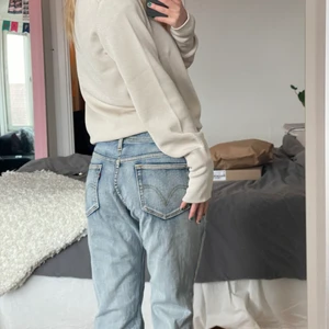 Vintage Levis 518 - Super snyyyygga SUPER LOW BOOTCUT Levis 518 köpt vintage i Paris ✨✨✨ lite skrynklig men fixas lätt med ett strykjärn:-)) storlek W32 :)