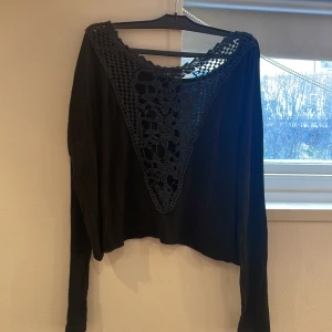Tröja - Svart lite croppad tröja med mönster i ryggen, svalt och mjukt material 🖤